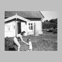 022-0277 Im Sommer 1944 im Garten bei Karl Dautert. Hildegard Lowski, geb. Dautert mit ihrem Sohn. .jpg
